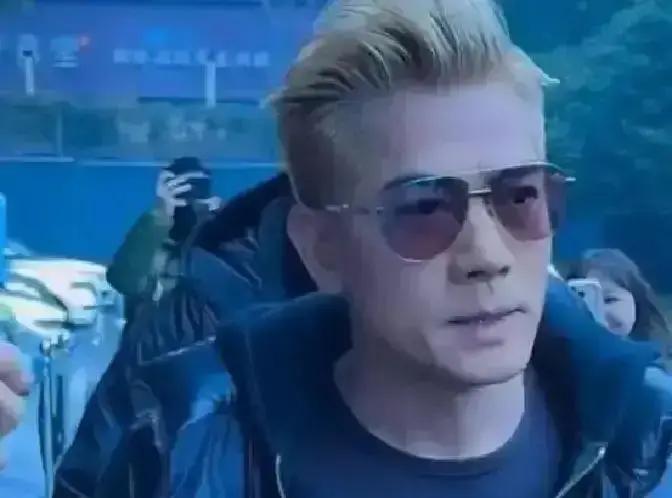 郭富城把20辆超跑全卖了，换回三亿教育债券。港媒说他是为了女儿将来留学铺路。