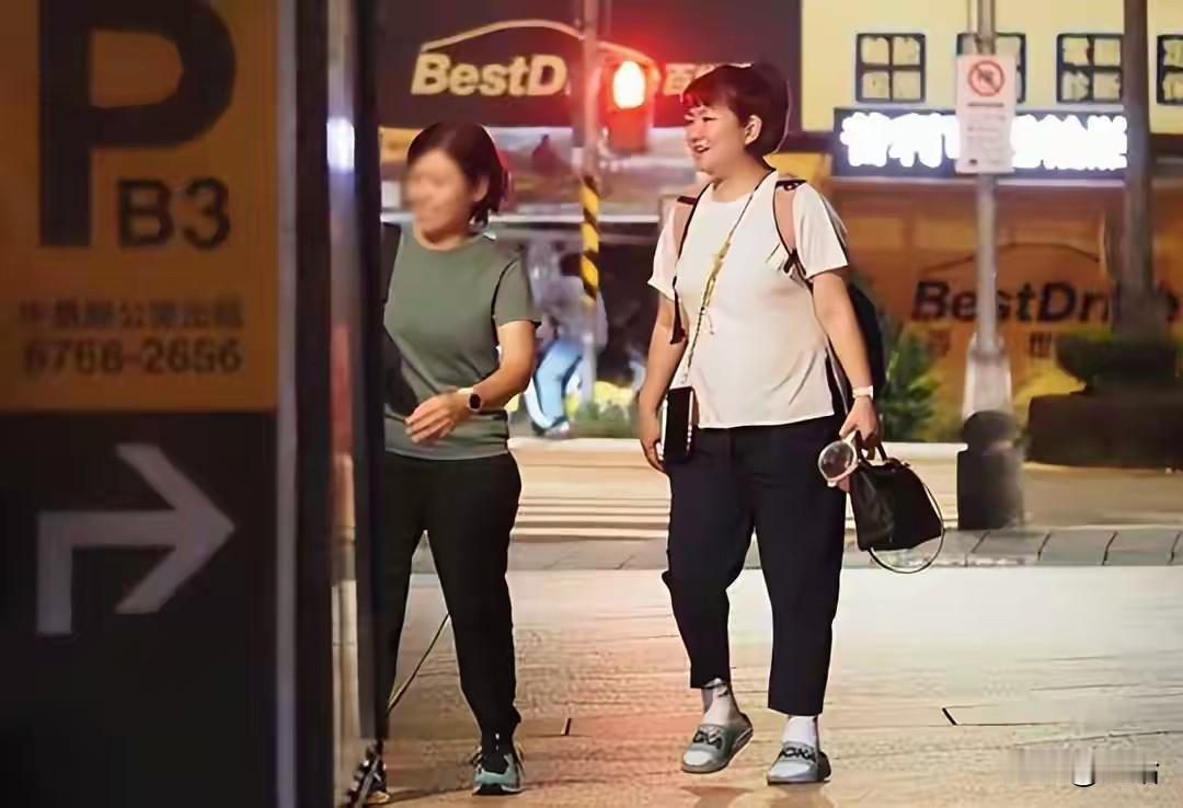 44岁Selina被偶遇，肚子比老公还大，脖子快“消失”了！网友：这幸福肥也太真