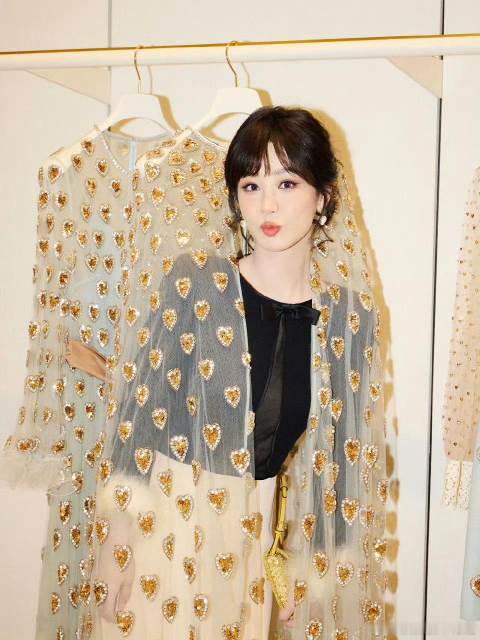 她们说让她把这两件衣服私下穿给她们看，OMG，真是到晚上了，她们都开始做梦了，快