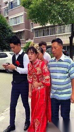 婚礼进行到一半，肚子一阵阵绞痛的新娘刚要把手搭上身边新郎的胳膊求个依靠，却被一把