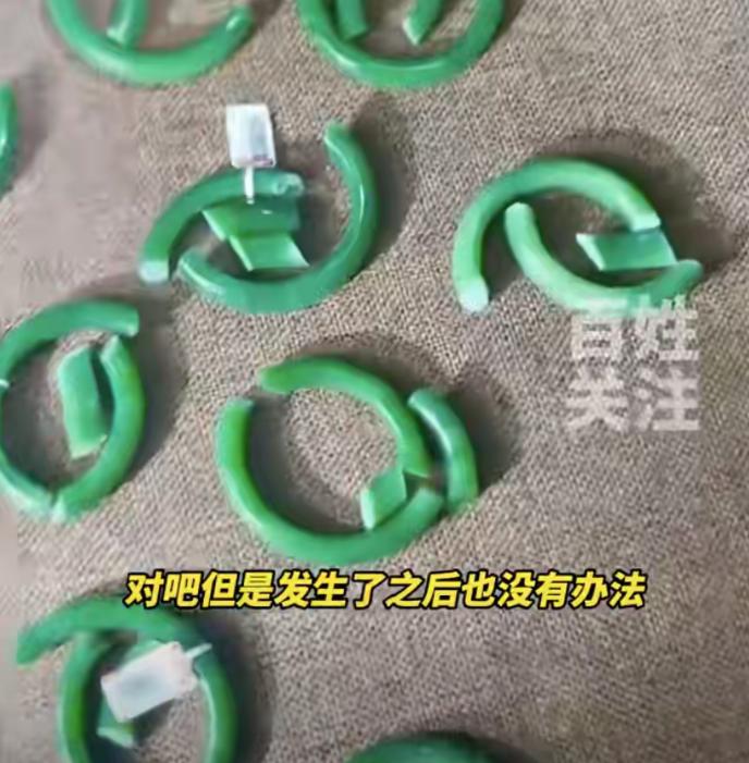 价值100多万元，员工拉桌子碰碎近50个和田玉镯！店主：碎掉的都不能用了，没让赔