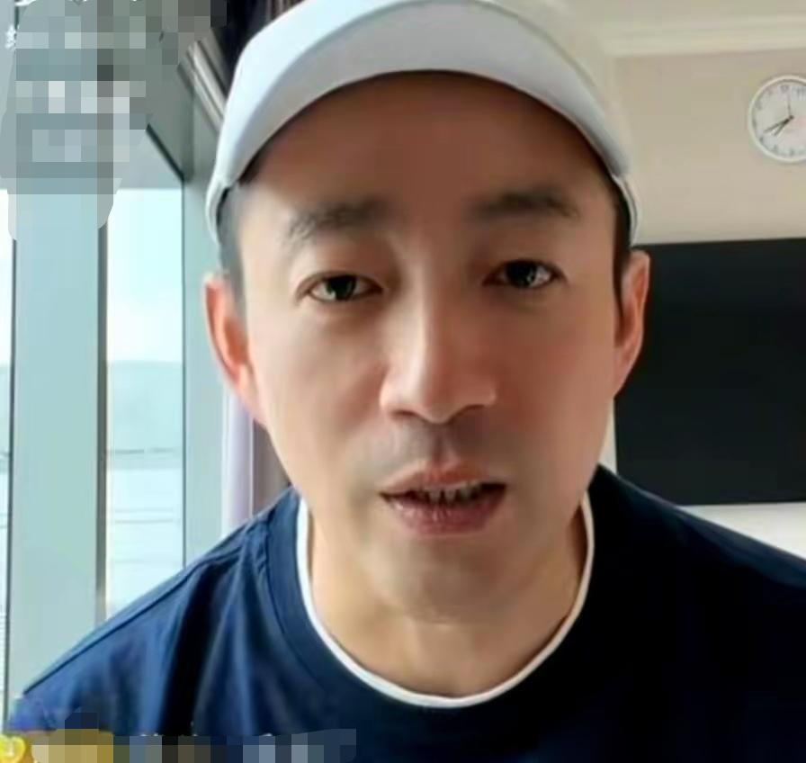 刚生下三胎不到七天，汪小菲在几十万人的直播间拍着桌子咆哮，我姓汪不姓张，麻六记没