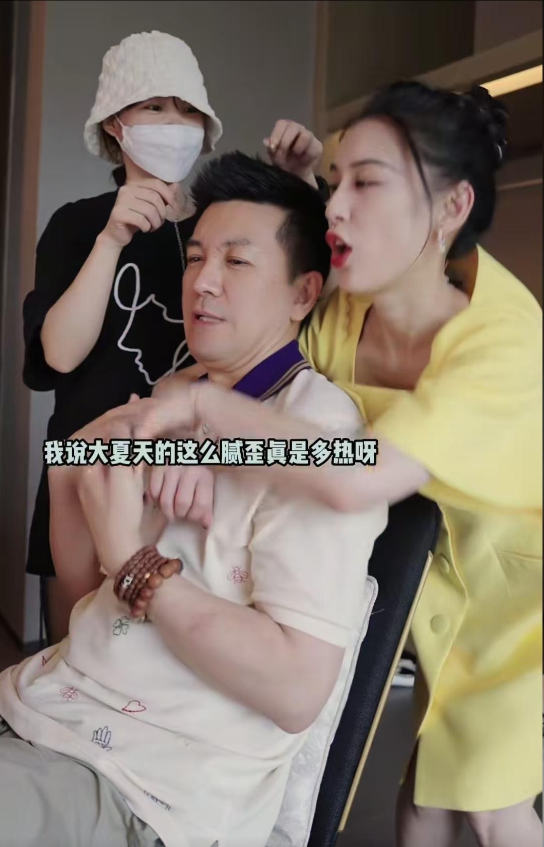 现在的杨子真是春风得意啊！在直播间和新欢李隽子两人一唱一和，简直不要太开心。