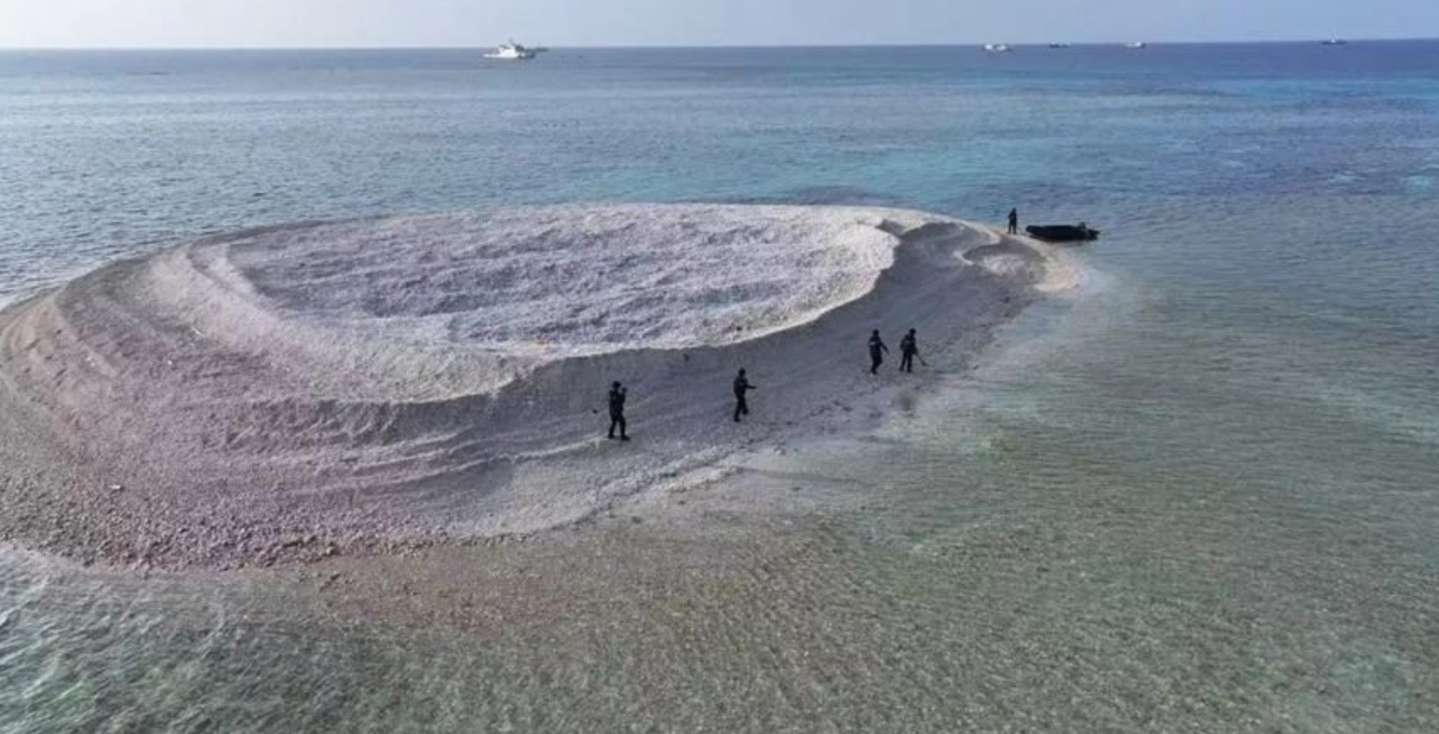 中国在铁线礁插五星红旗哎呀，南海这火药味是越来越浓了，菲