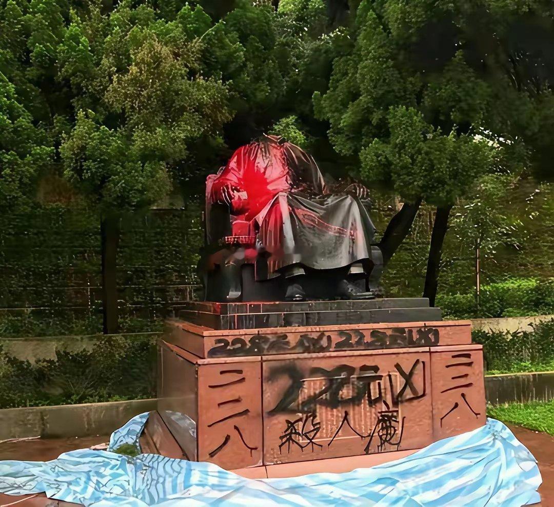 老蒋也许没有想到，在他故去多年后他在岛上各处的雕像会遭到如此对待和侮辱