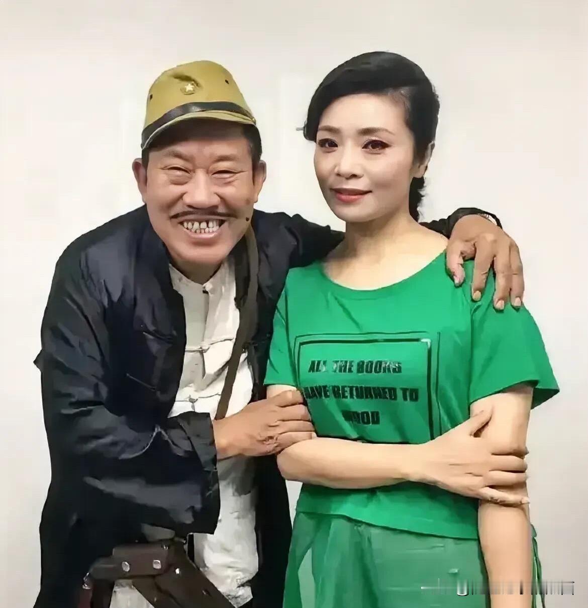 右边的是歌唱家李丹阳，脸蛋精致，身材丰腴，知性优雅气质佳，她的歌声美妙，旁边搂着