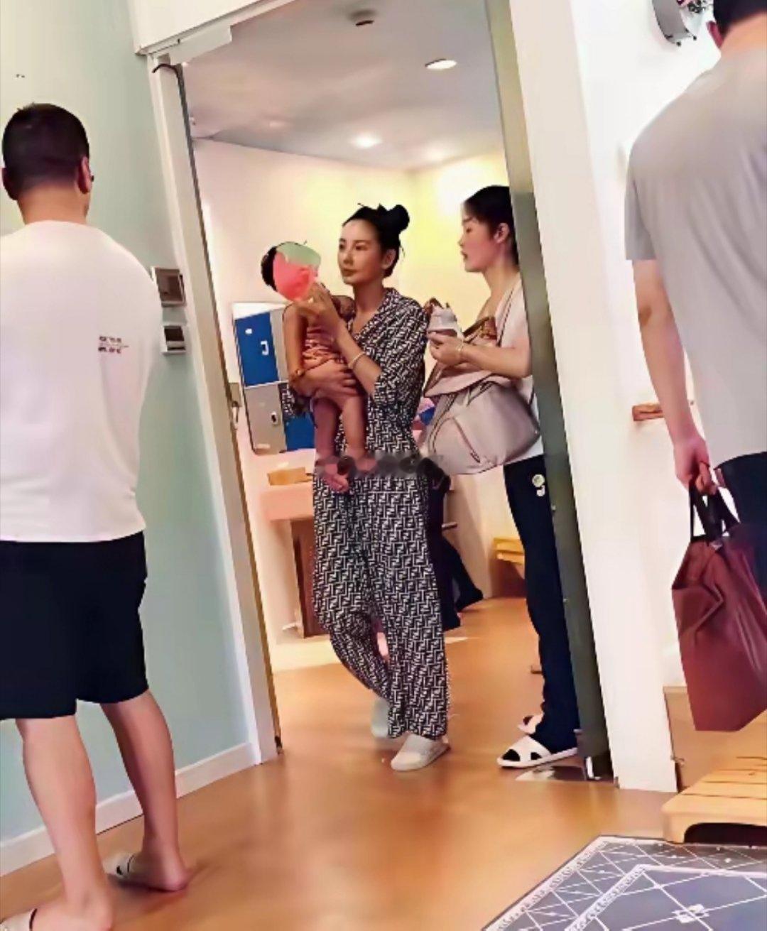 不愧是生了两个孩子的妈妈啊！张雨绮抱着娃娃的样子，一看就是非常熟练了！