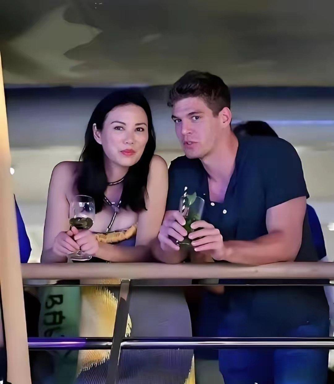 24岁的德国小鲜肉，被67年的邓文迪大姐，迷得颠三倒四。