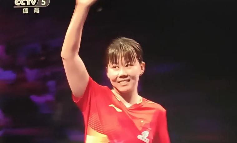 顶着巨大的压力，陈幸同4:2击败孙颖莎，拿下横滨冠军赛冠军，比赛结束，陈博士露出