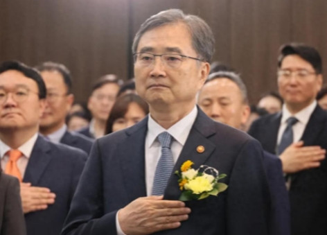 韩国外长捅出篓子，青瓦台紧急救火。韩国外长在“华盛顿邮报”中表态要警惕中国，