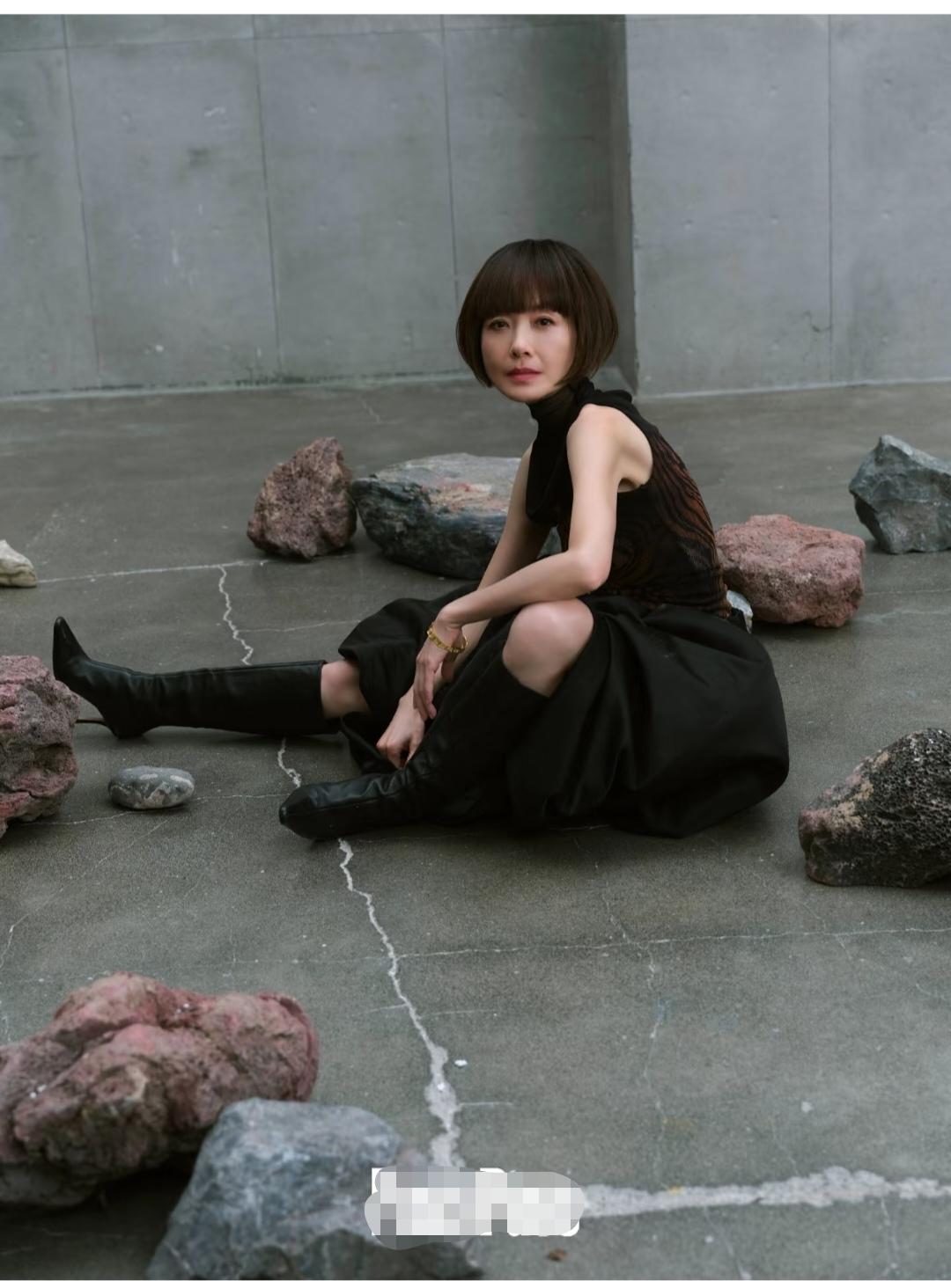 鲁豫，坐在石头堆里干啥。