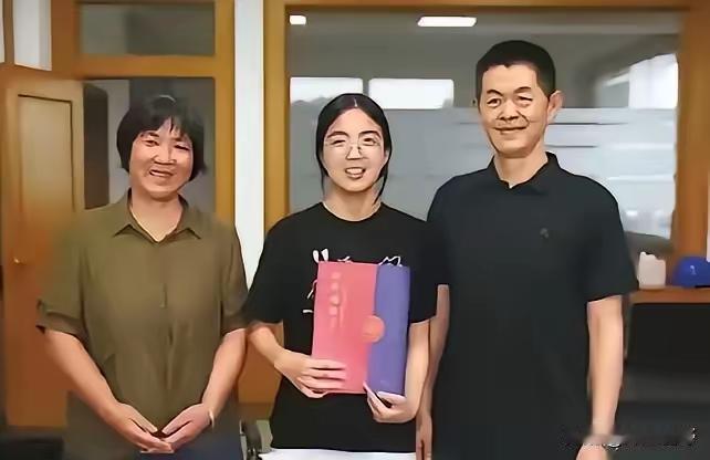 浙江海宁这个女孩的故事，看完直接破防了。吴玉其三个月大时父亲车祸离世，母亲哭到