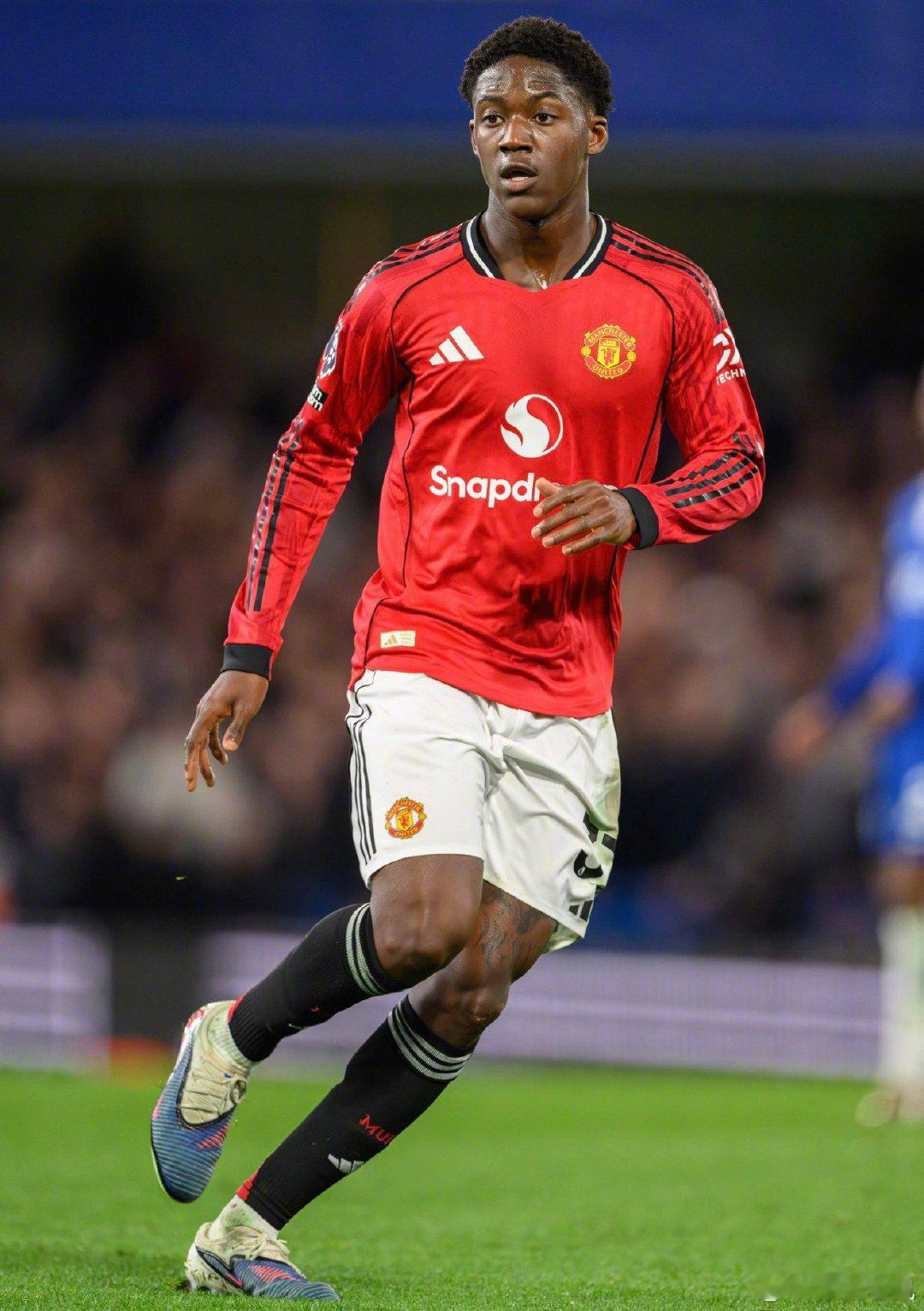 【他留下】TheAthletic：21岁的梅努今天将与曼联签下一份到2031年