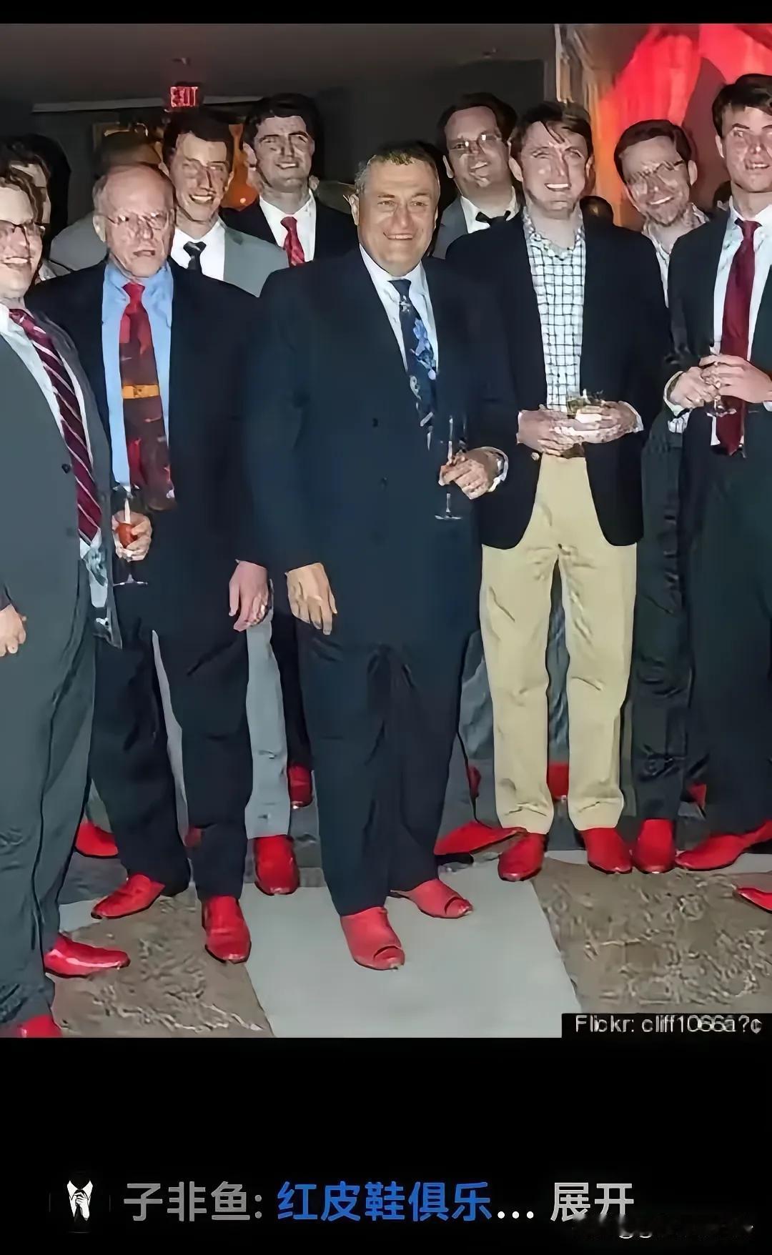 这一群老外是在参加什么聚会，怎么全部都穿着红色皮鞋。这些男嘉宾统一穿西装，打领带