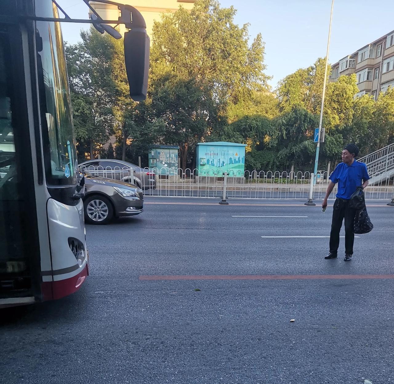 今天傍晚六点左右，在西南路黄河桥10路公交车站，上演一场闹剧，一位大约六十岁左右