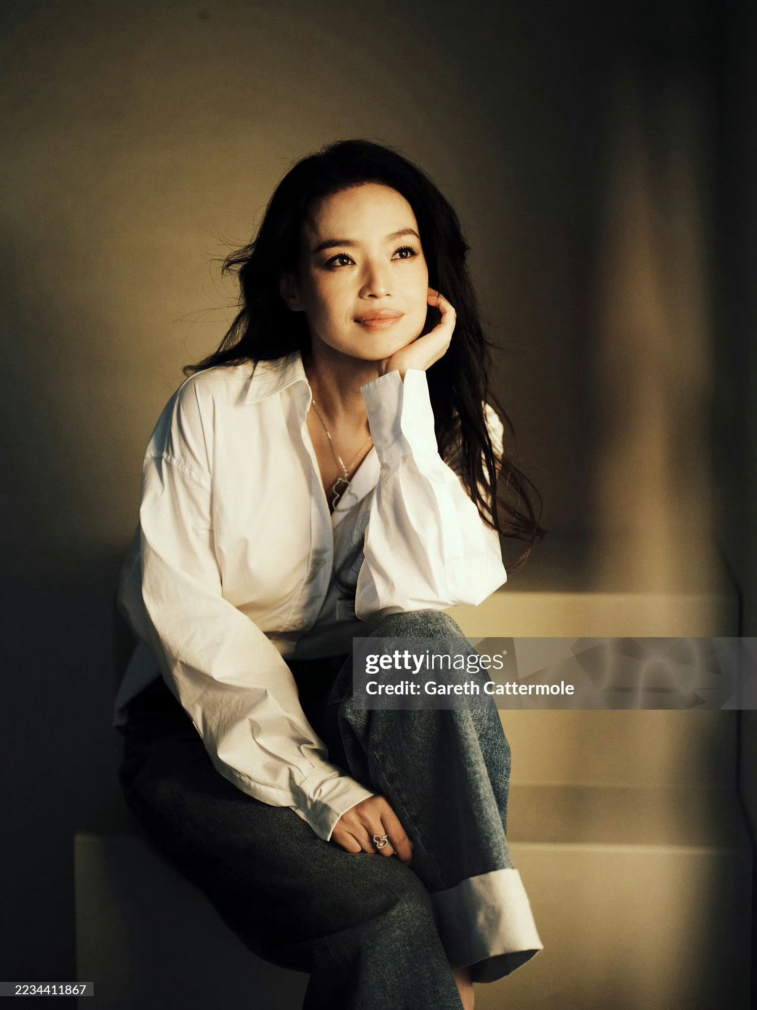 舒淇肖像写真释出，简简单单的白衬衫搭配牛仔裤，一眼高级的顶级花旦表现力😎​​