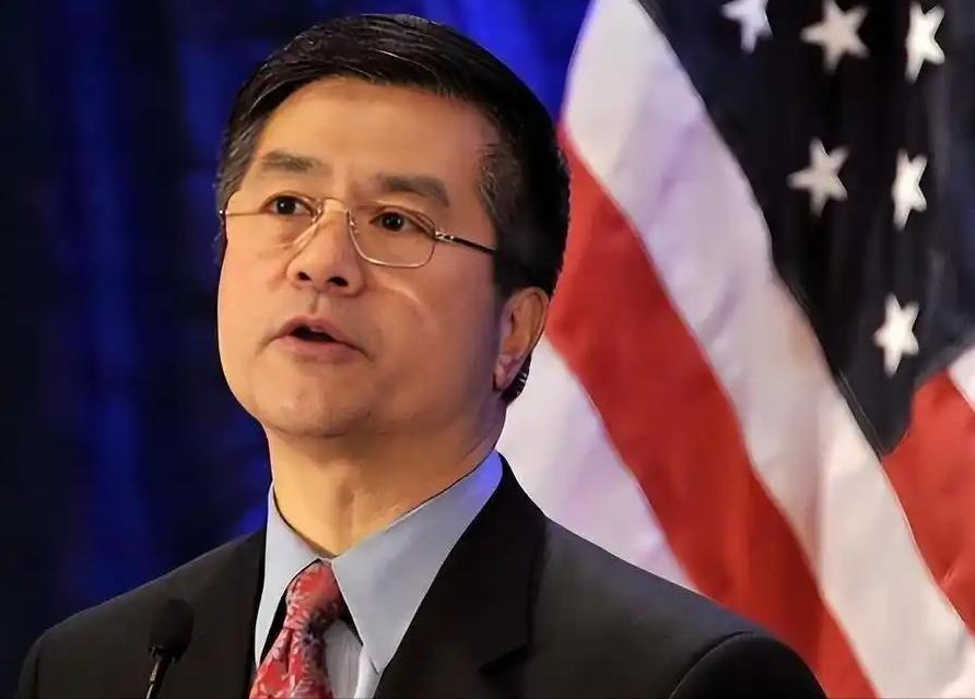 变脸比翻书还快！曾经当美国驻华大使时，骆家辉对中国态度强硬，各种刁难、傲慢到骨子