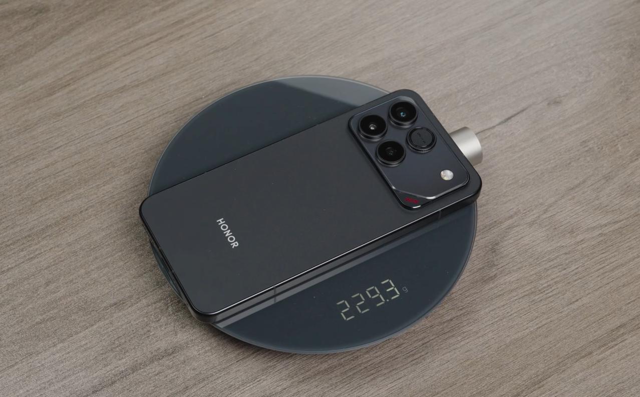 某大V把荣耀WIN拆开之后，发现了很多荣耀没有明说的细节1、后置镜头Deco是