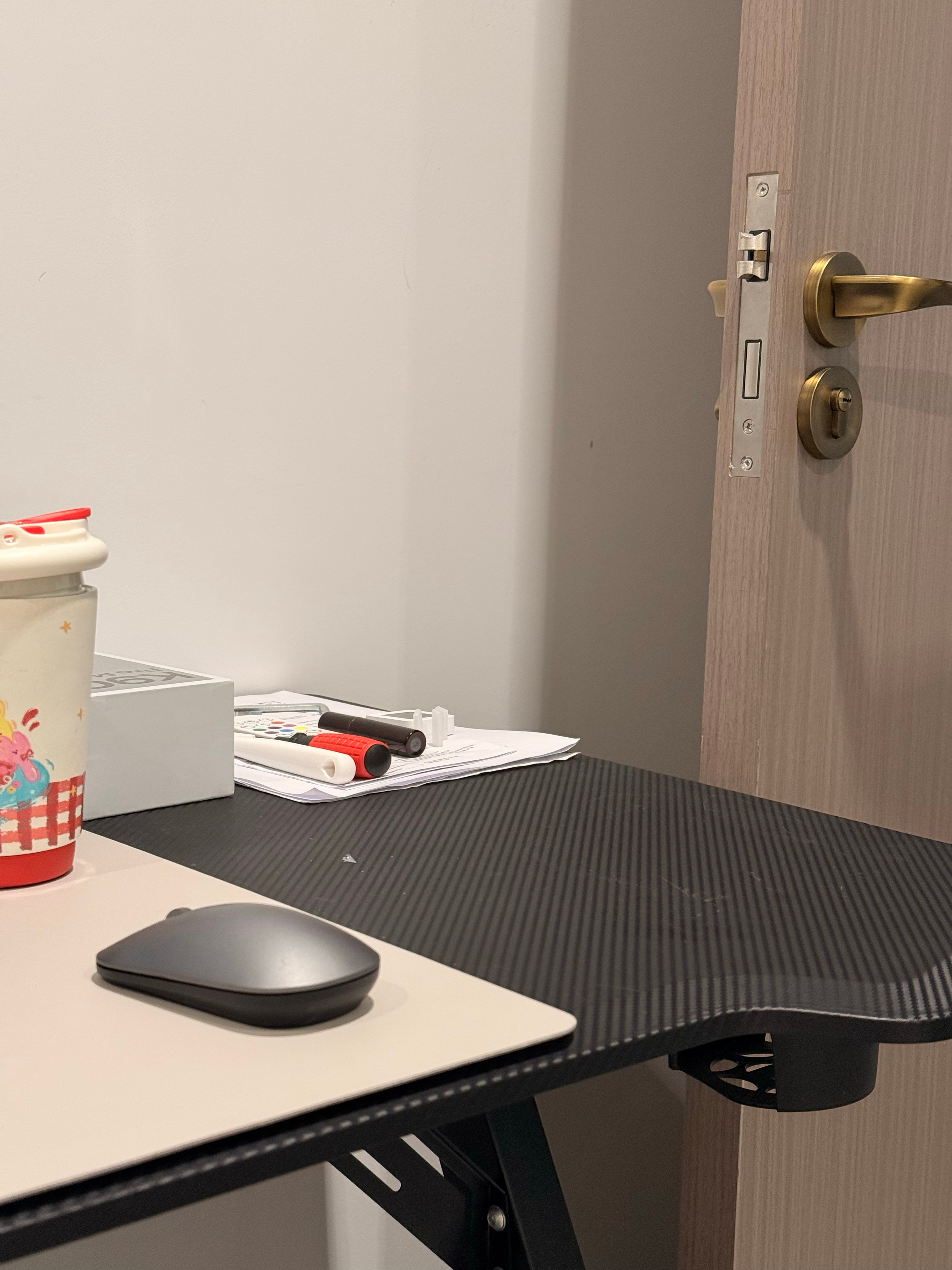 工位在门口简直太像公司前台了，尤其是大家路过问我问题的时候