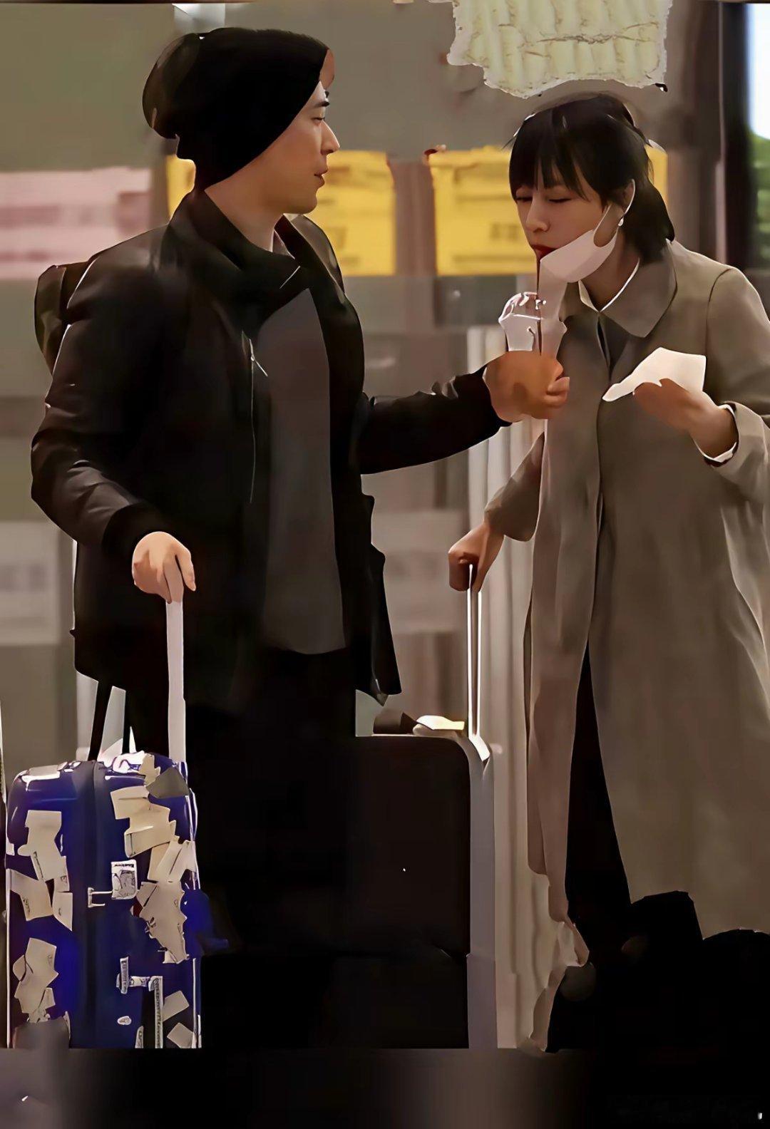 51岁的徐静蕾终于消停不作了，现在她与交往了15年的男友黄立行生活在美国洛杉矶，