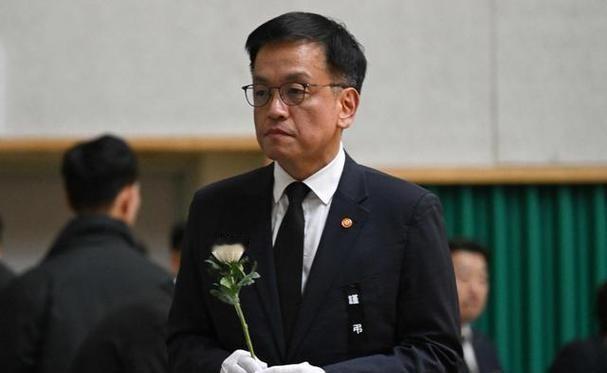 还没当上总统，李在明就在考虑大动作韩国政坛最近掀起波澜，总统候选人李在明提出