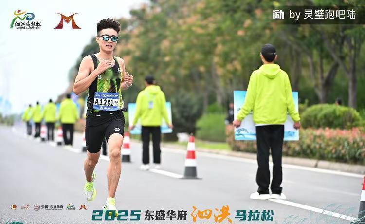 别再迷信天赋了。我见过最狠的业余跑者，把半马115、全马240的目标写在鞋盒上