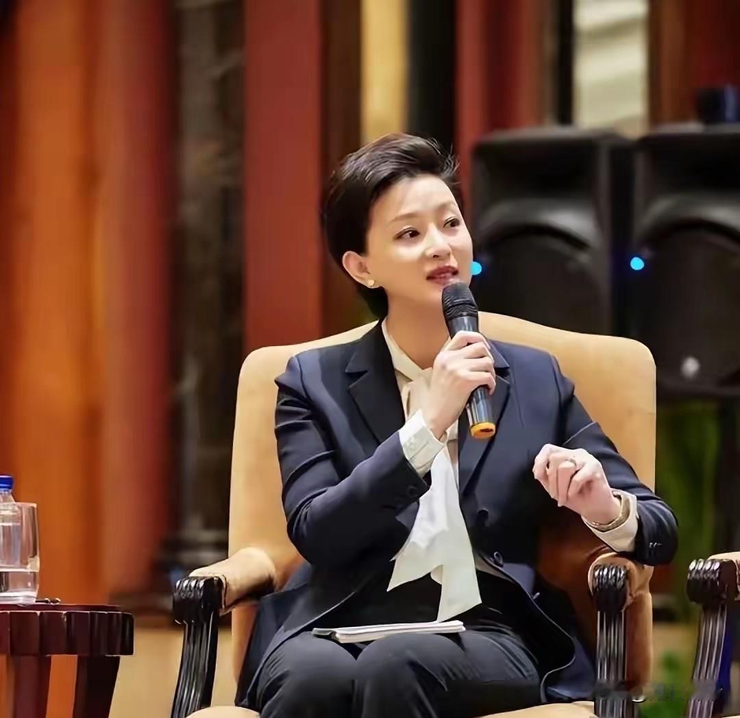 杨澜大概也想不到，他的前夫张一兵，是这么体面又低调的男人，​两人离婚后，他就与杨