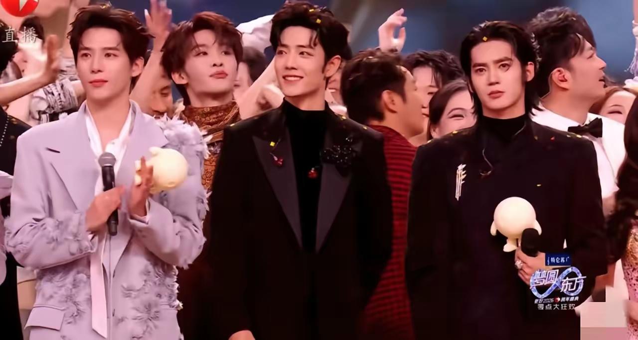 肖战、王安宁、于适在2026跨年晚会上惊喜同框。肖战帅气逼人，自带一种魔力，对