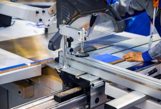 发动机中国有，但就是不造！光刻机中国有，就是不造！之所以进口，目的就给美西方赏饭