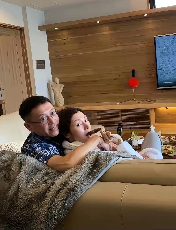 李嘉欣终于熬出头了吗？自从她的豪门公公婆婆去世后，她不用再去遵守豪门的规矩可以彻