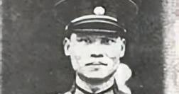 顾祝同执行军务，路过家乡，偶然想起结发妻子，于是回家去看望，谁知进门见妻子肚皮鼓