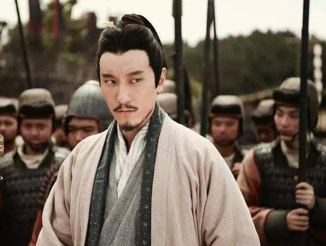 阮籍邻居家有一个很漂亮的少妇开了一个酒坊，喜爱喝酒的阮籍经常去她那里买酒，喝醉了