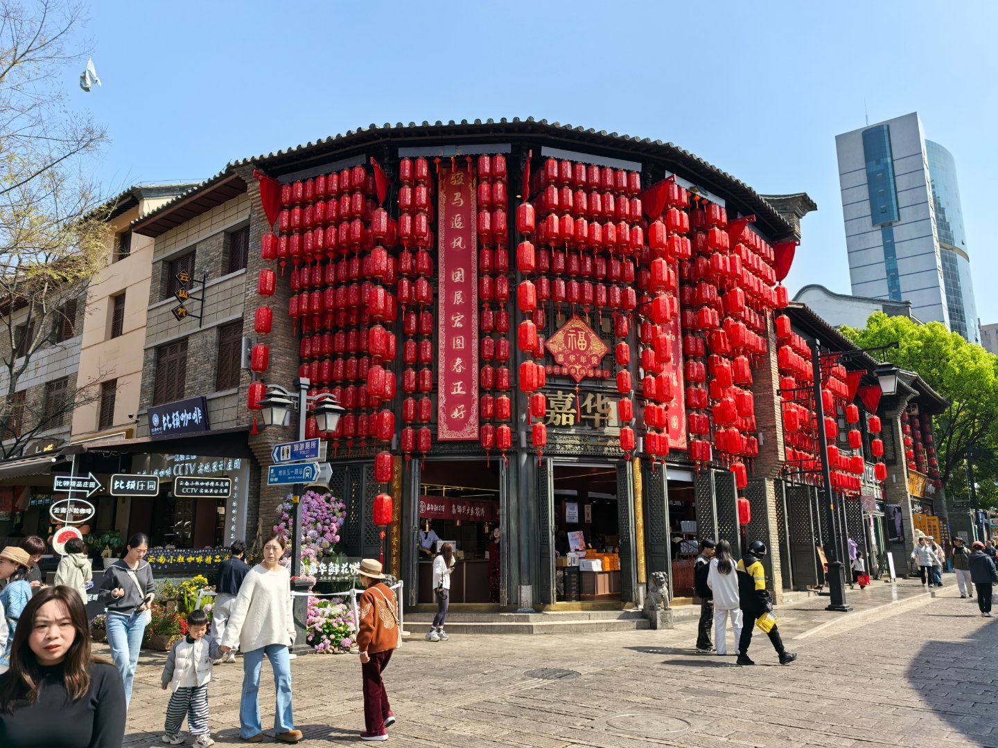 春风十里昆明有你在昆明城的心脏区域，一片青瓦木楼静静伫立，诉说着千年的沧桑。昆