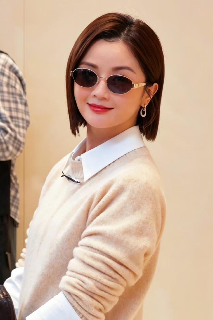 今天蔡卓妍在出席时尚活动的时候搭配的很有清新靓丽感，气质也不错，真的是太美了。