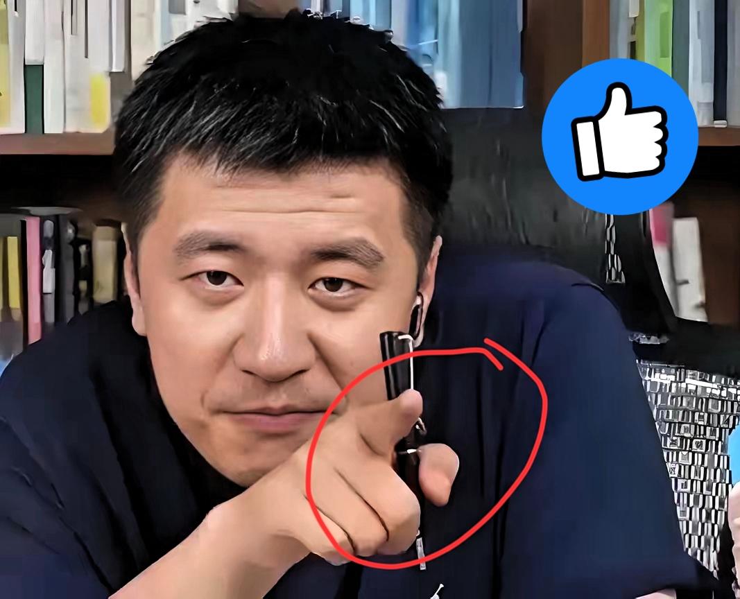 张雪峰解禁复播,四万多人挤着看热闹,果然没让人失望:以前骂文科“都是服务业”,甚
