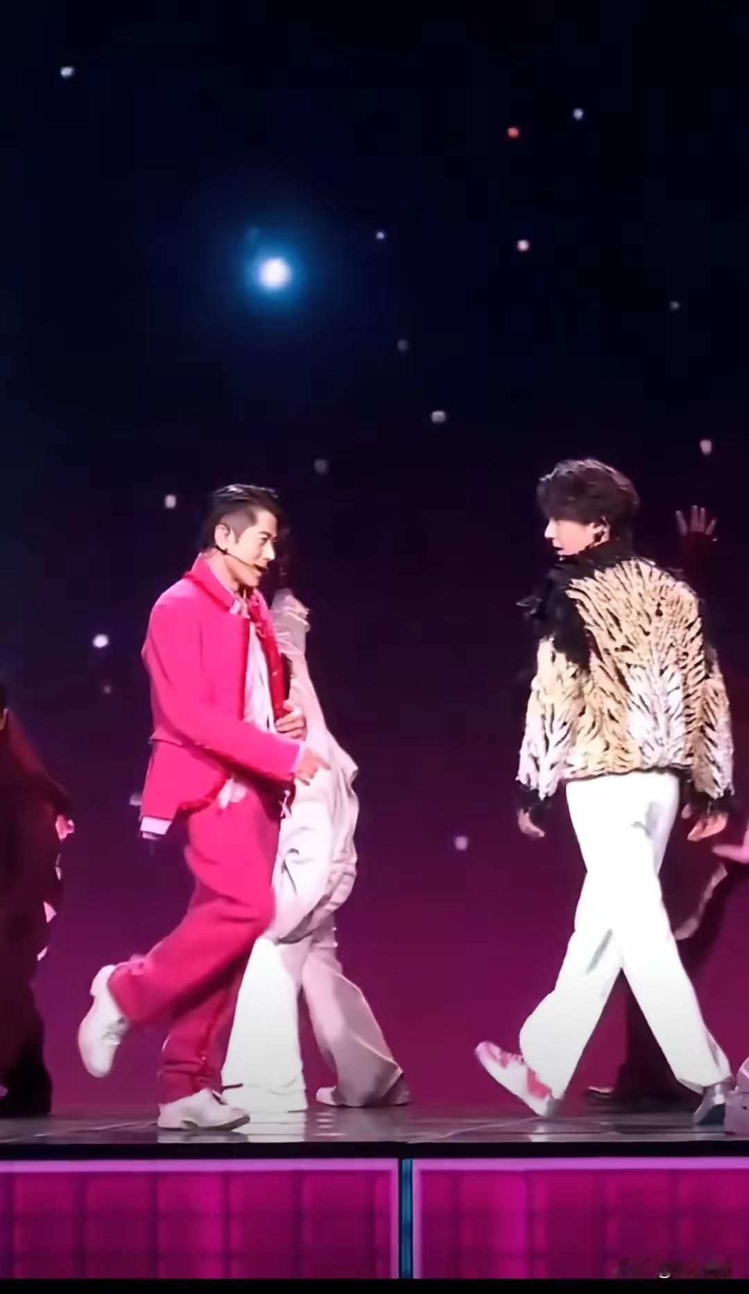 今年过年五大反常现象：​​1、短信拜年的几乎销声匿迹，微信上收到拜年消息也是寥