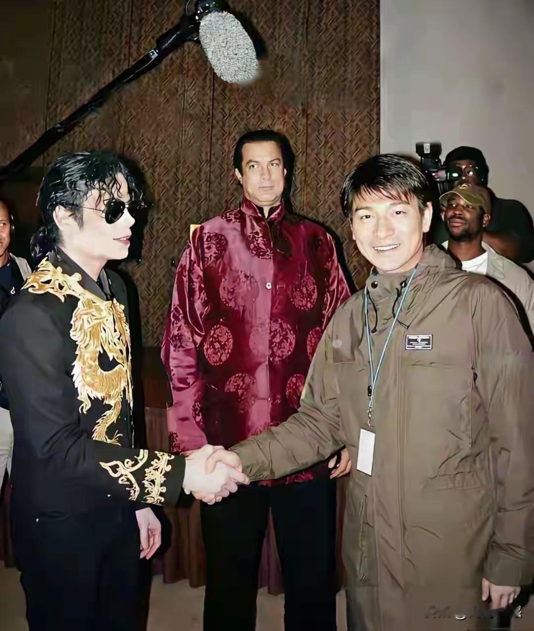 杰克逊和刘德华的身高其实也差不多，尽管他的名气比刘德华要大得多，但是当他站在刘德