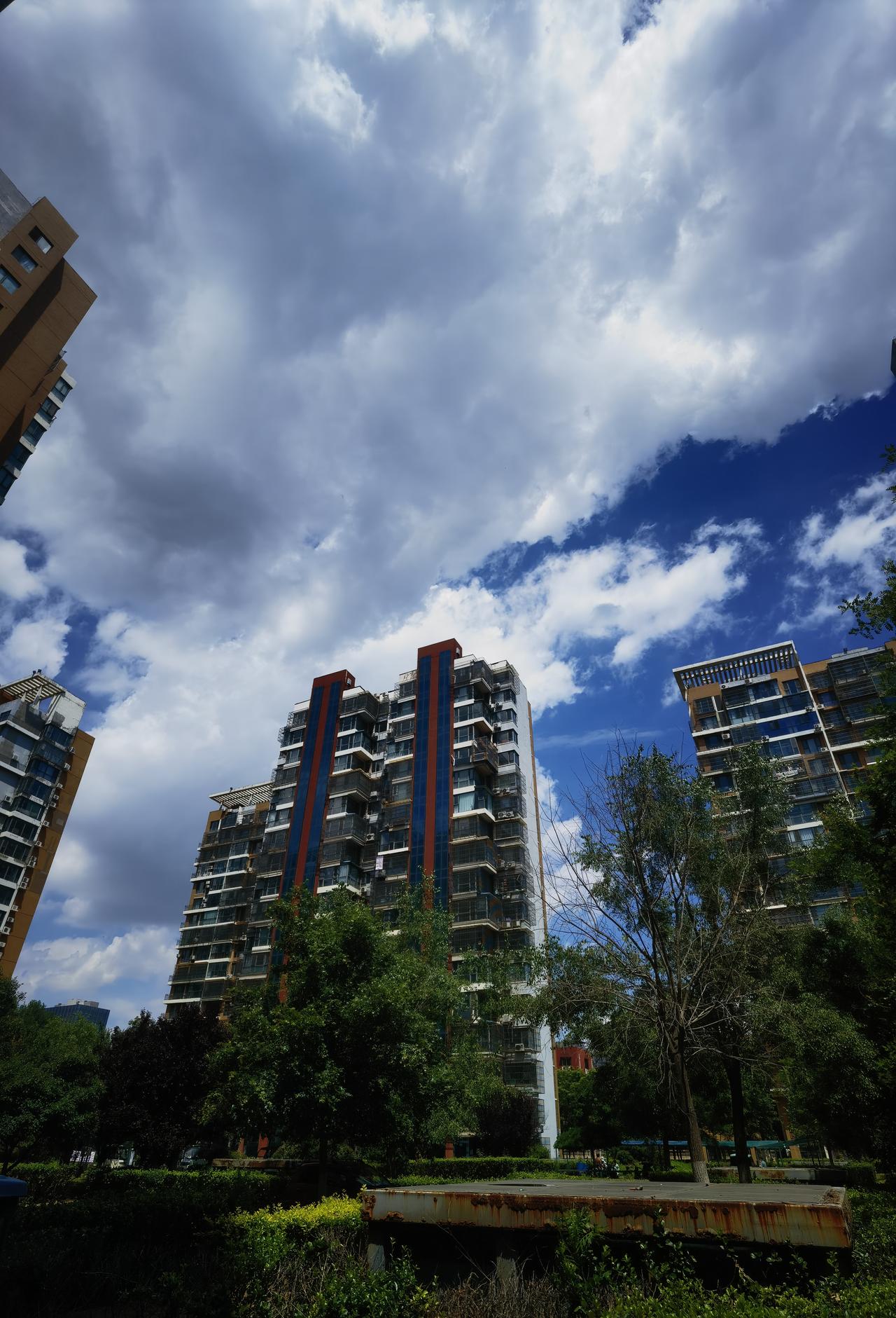 图片是唐山八里庄附近小区，50年前俺们连在这里抢救唐钢家属区，先后奋战100天