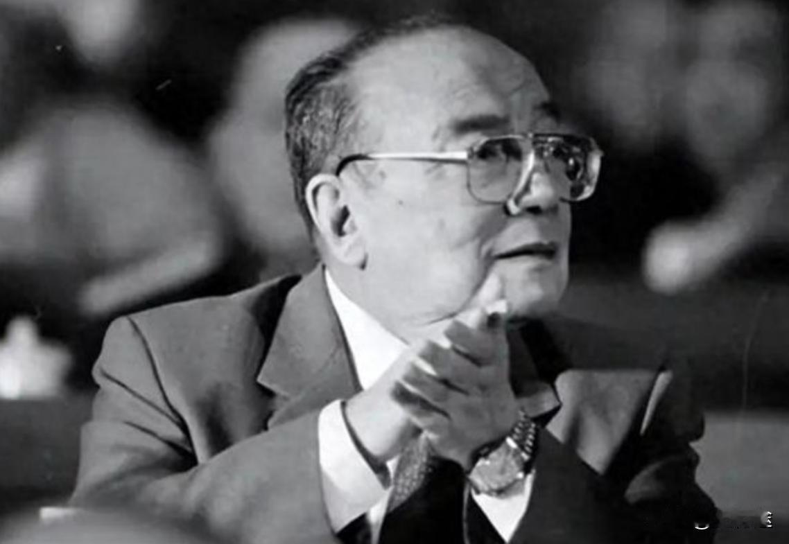 上将三杨都没被认定为军事家。最终留过苏的杨尚昆是正国级和军事家。军史里的
