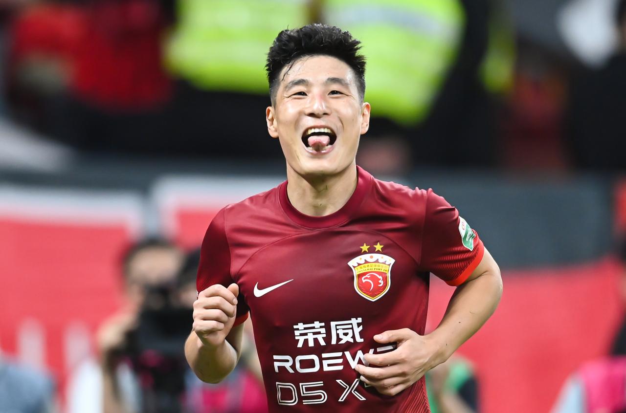 毫无悬念，武磊梅开二度，上海海港下半场发力，踢出了中超卫冕冠军的霸气，三球完胜青