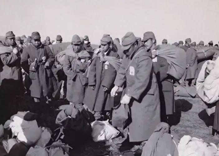1946年，大年初二，零下三十度。吉林通化城头上，3000多个日本战俘被扒光外衣