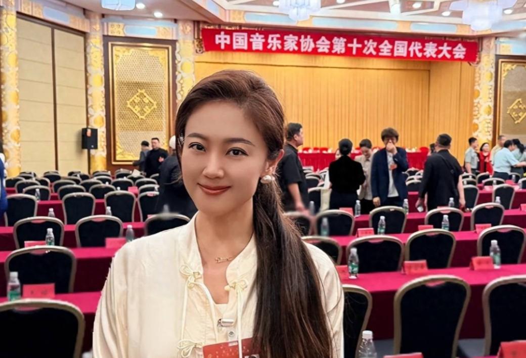 离婚8年，一个成了音协理事，一个被拍到夜市摆摊，人生这道选择题没有标准答案7