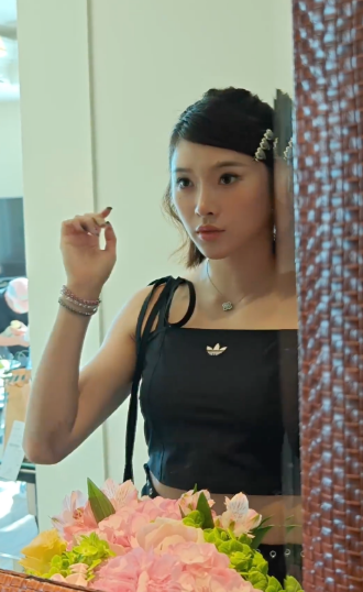 吴艳妮把微博当朋友圈发8月28日，中国女子短跨选手吴艳妮社媒更新：发个frie