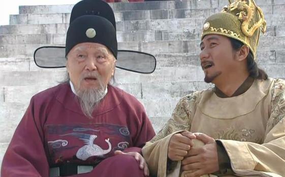 宋濂告老还乡时，朱元璋送了一块布料，让将来做百寿衣，宋濂痛哭流涕。几年后，宋濂等
