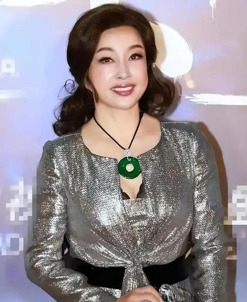你可以笑刘晓庆70多岁还扎双马尾装嫩，也可以非议她一辈子风流，但有件事全网都得闭