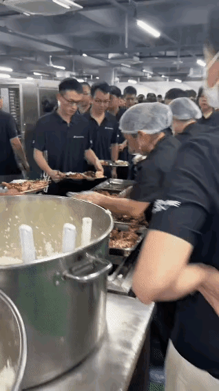 你跟我说这是食堂！？😡