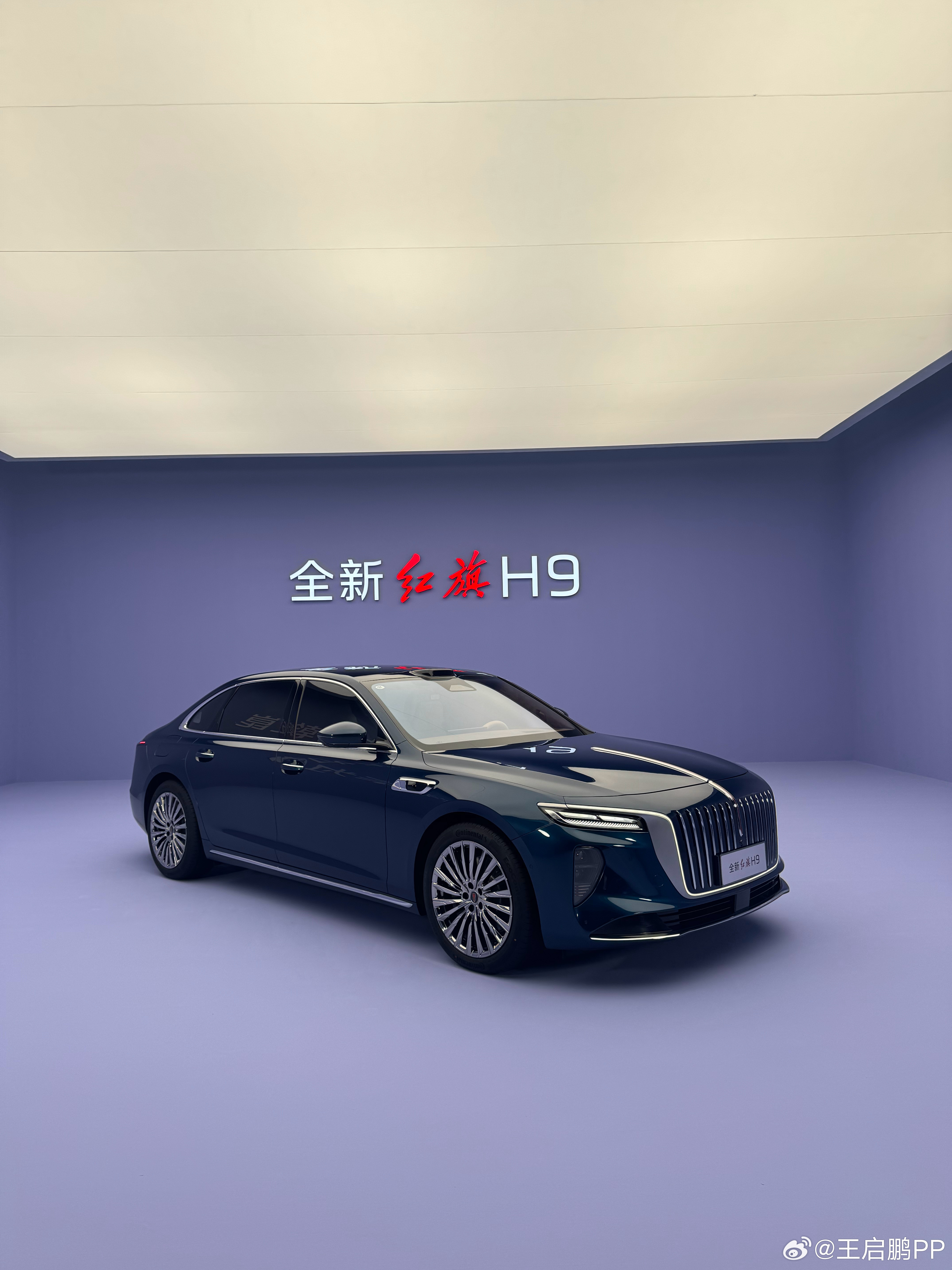 全新红旗H9来了，3个点：1，车长超5米2，轴距超3米1，体量感很大。2，华为乾