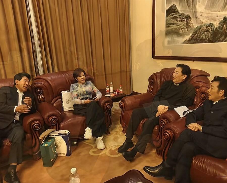 10月10日，孙维民晒出与刘晓庆、唐国强、朱时茂相聚的画面，刘晓庆76岁了，身姿