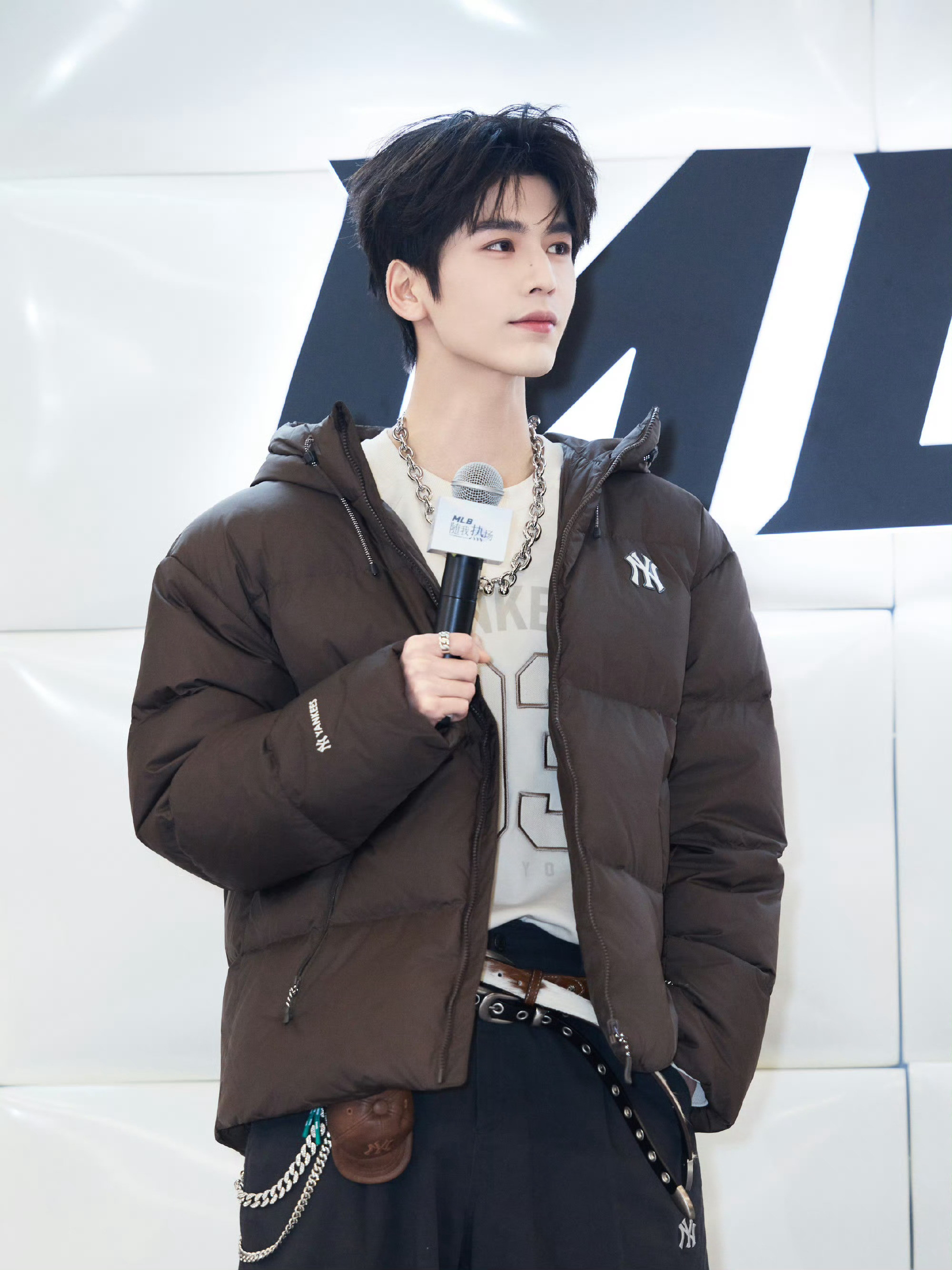 张凌赫今天东北限定，不愧是可以消化任何风格的赫！