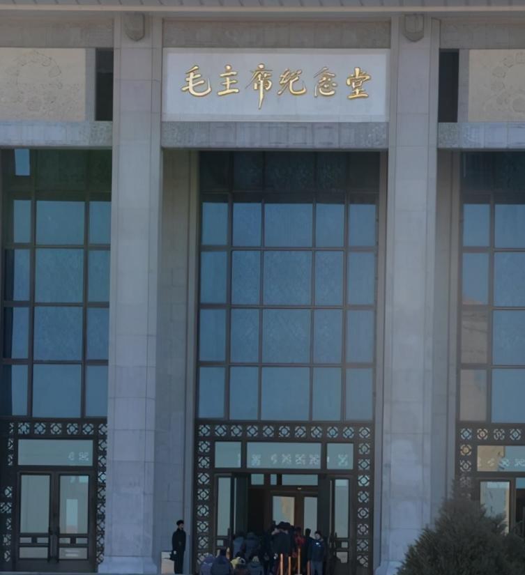 李讷在烈士陵园邂逅与父亲毛泽东珍贵合影，感动落泪：这是我苦苦寻觅多年的照片！1